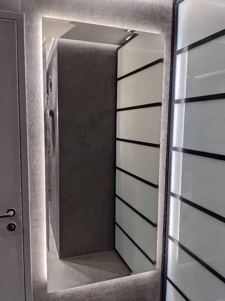 מראה ללא מסגרת לפי מידה עם תאורת לד היקפית מותקנת בנישה מעוצבת בחדר רחצה מודרני | אגן ברזל